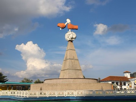 Tugu Batu Pahat dan Dataran Penggaram